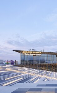 4,000 m of oak glulam beams for the Paris metro | © Jérémie Léon