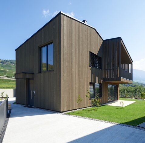 Drei Wohnhäuser aus Holz in der Provinz Bozen | © Jürgen Eheim
