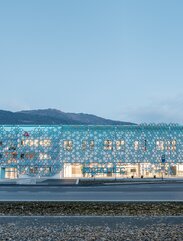 Firmensitz und Fassade aus Holz in Südtirol | © Davide Perbellini