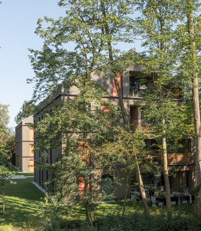 Vier Mehrfamilienhäuser aus Holz in Hohenbrunn bei München | © Carolin Hirschfeld