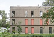 Four wooden multy-family-homes at Munich | © Carolin Hirschfeld