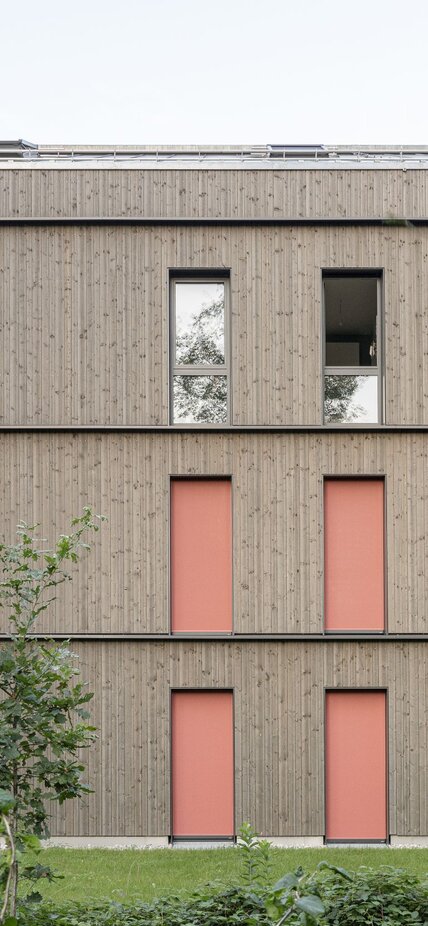 Four wooden multy-family-homes at Munich | © Carolin Hirschfeld