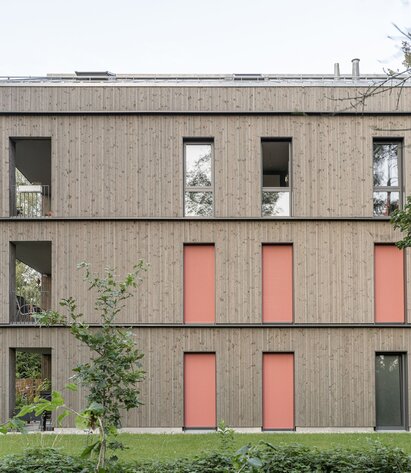 Four wooden multy-family-homes at Munich | © Carolin Hirschfeld