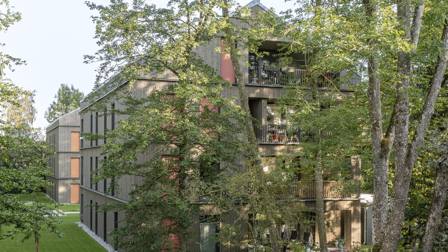 Four wooden multy-family-homes at Munich | © Carolin Hirschfeld