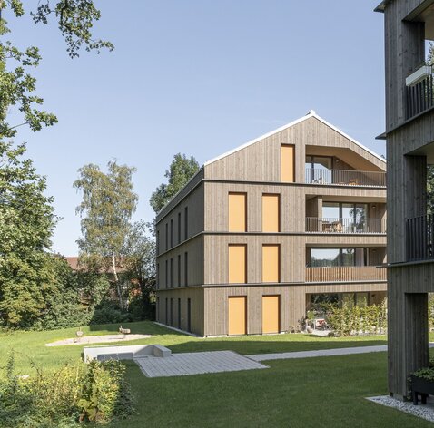 Four wooden multy-family-homes at Munich | © Carolin Hirschfeld