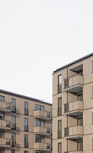 Partial view of the timber façades of two large residential buildings | © Florian Holzherr