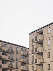 Vista parziale delle facciate in legno di due grandi edifici residenziali | © Florian Holzherr