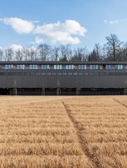 Supermercato e appartamenti in affitto in legno | © Roland Wehinger