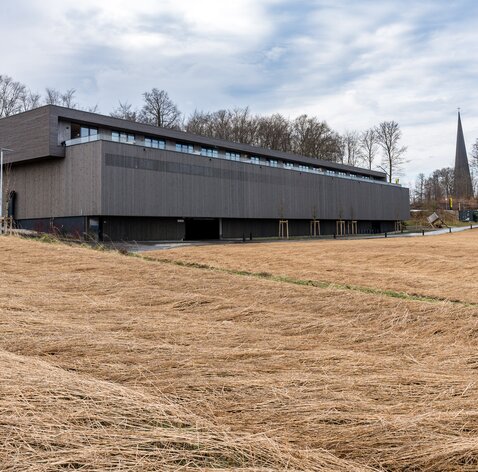 Supermercato e appartamenti in affitto in legno | © Roland Wehinger