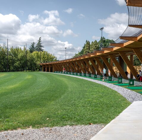 Driving Range aus Holz in Bergamo | © Indie Studio