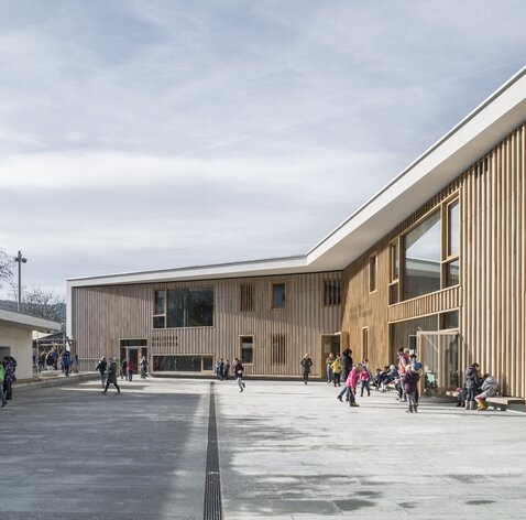 Wooden façade and green flat roof | © Oliver Jaist