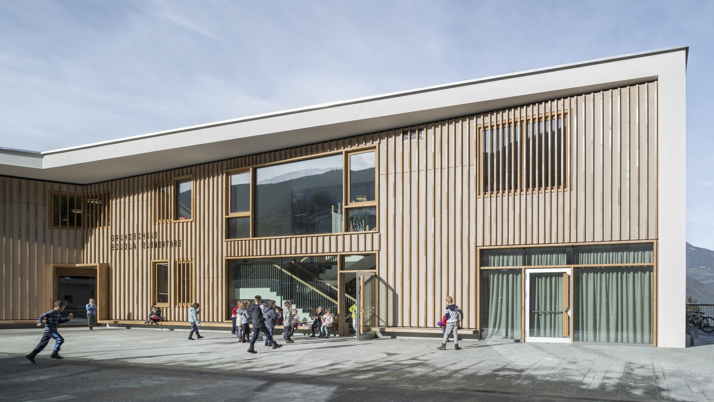 Wooden façade and green flat roof | © Oliver Jaist