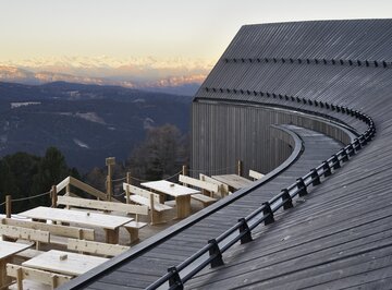 Ein Dach aus Holz mit Dacheindeckung aus Lärchenholz | © Oskar Da Riz